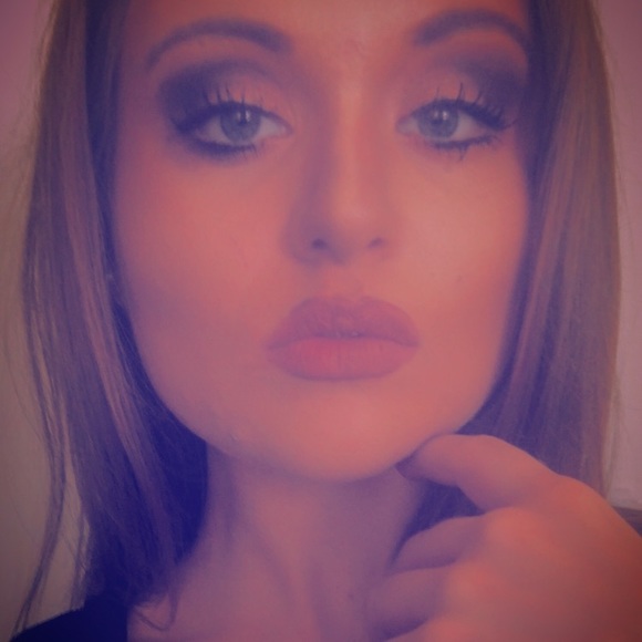 Meet the Posher, Nicole - Picture 2 of 4